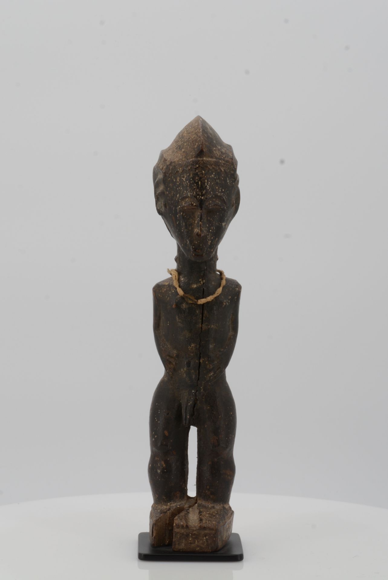 BAULE, Ivory Coast. Male figure. Wood, string necklace with small piece of metal, encrusted - Bild 2 aus 9