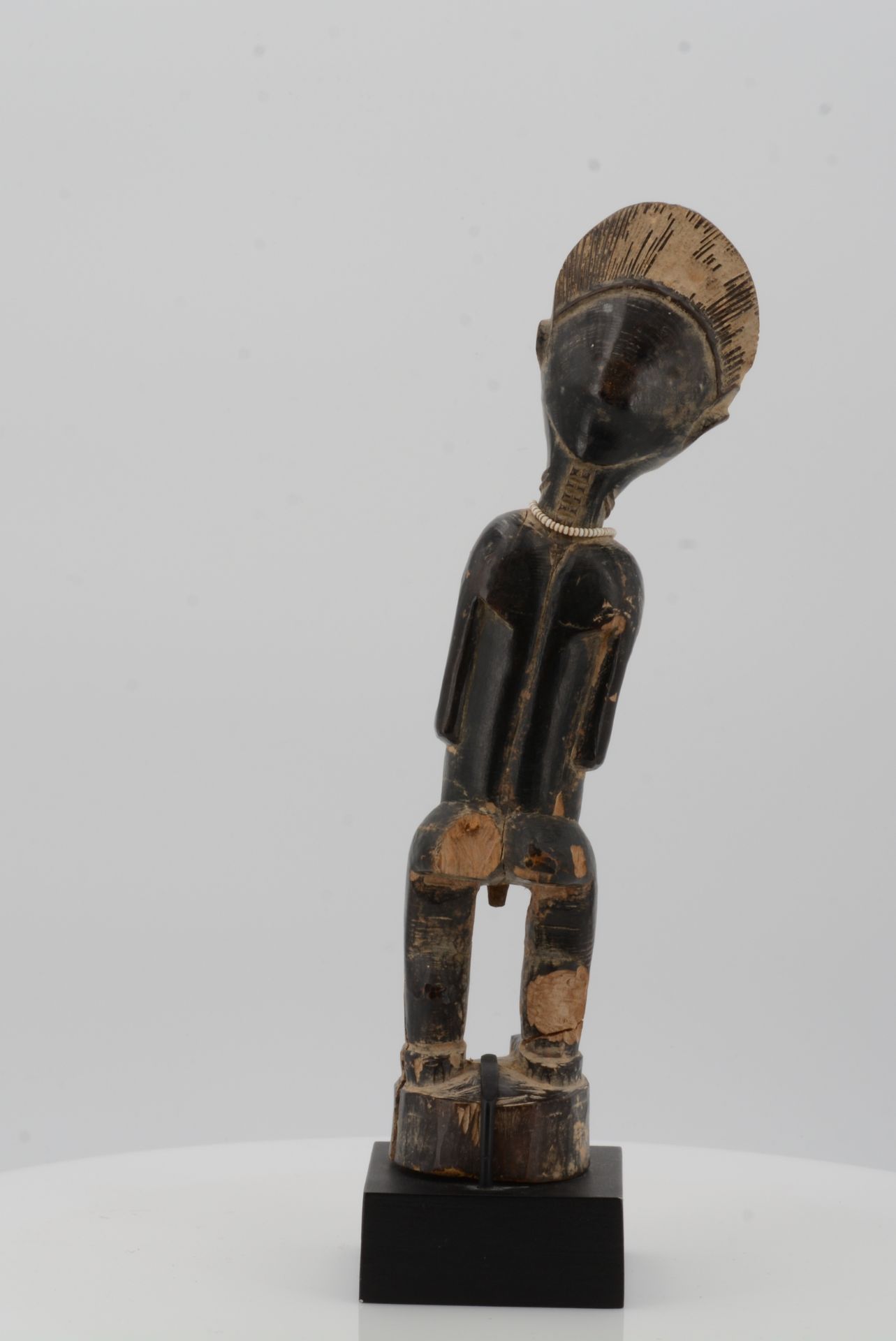 BAULE, Ivory Coast. Male figure. Wood, pearl necklace with a French coin (50 centimes), dark patina. - Bild 6 aus 9