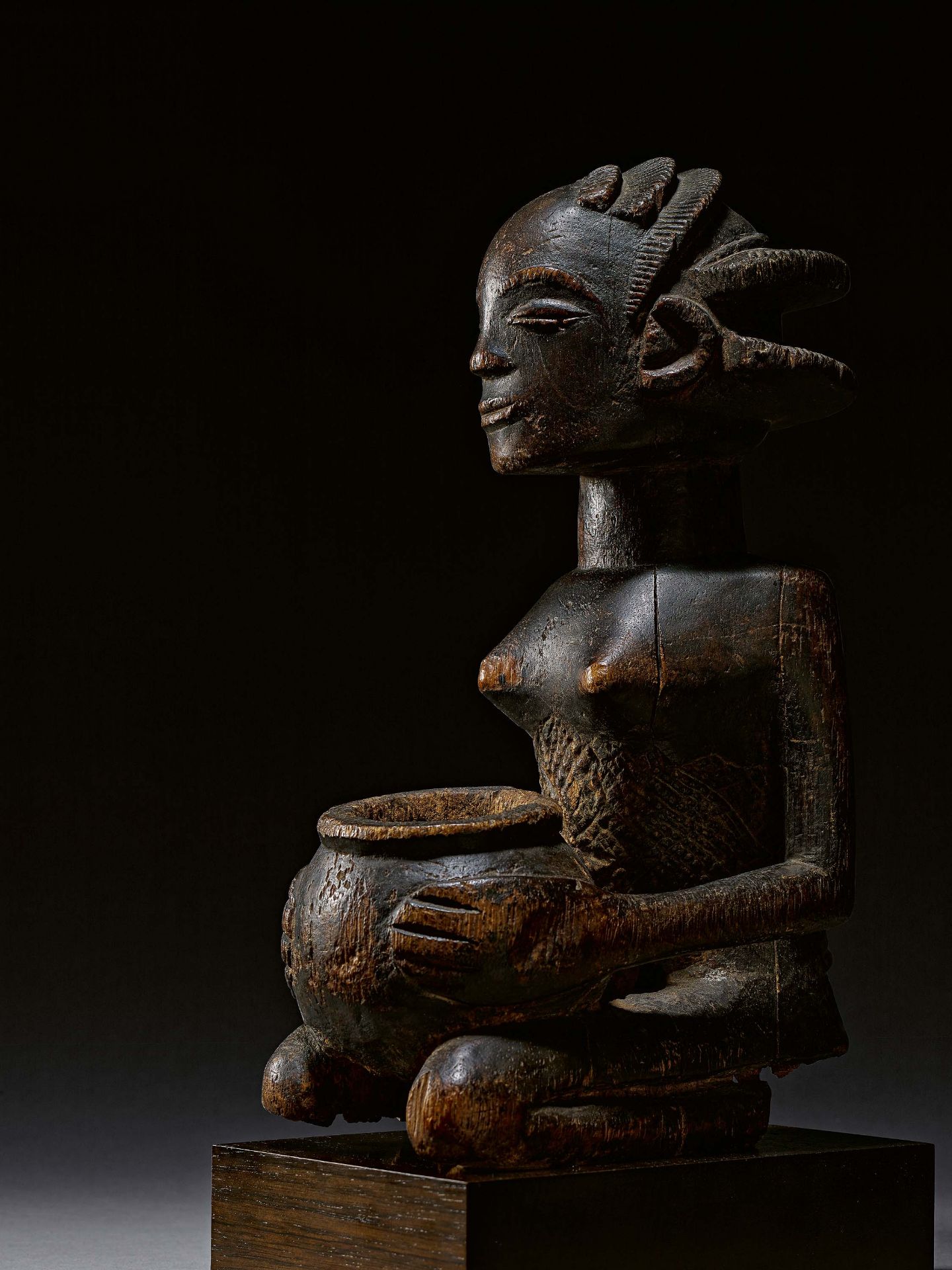 LUBA, Demokratic Republic of the Congo. Woman carrying a bowl. Wood, brown patina. 34 x 15,5 x 21, - Bild 2 aus 2