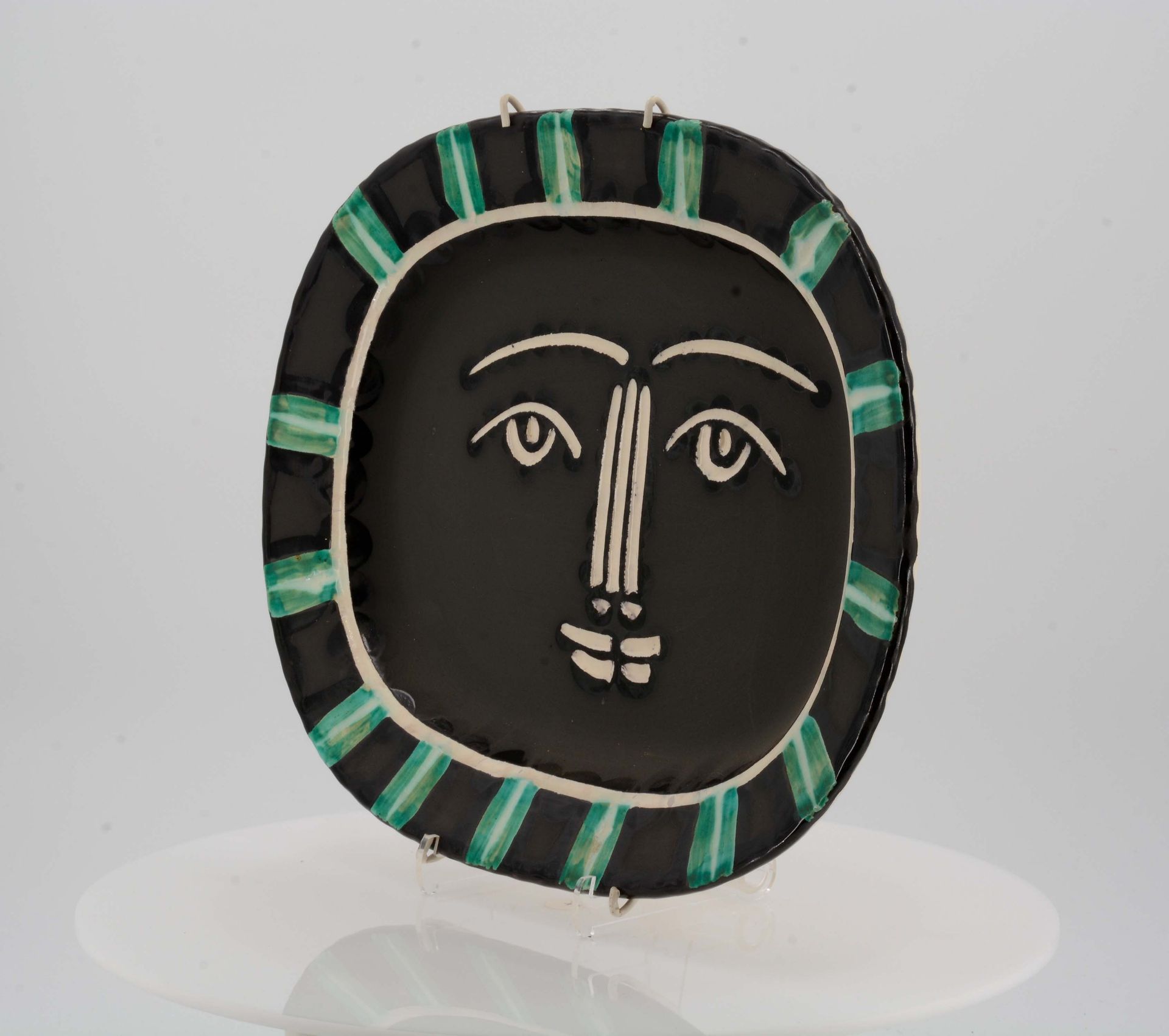 Picasso, Pablo1881 Malaga - 1973 MouginsGrey face. 1953. White earthenware clay, polychromed and - Image 3 of 9