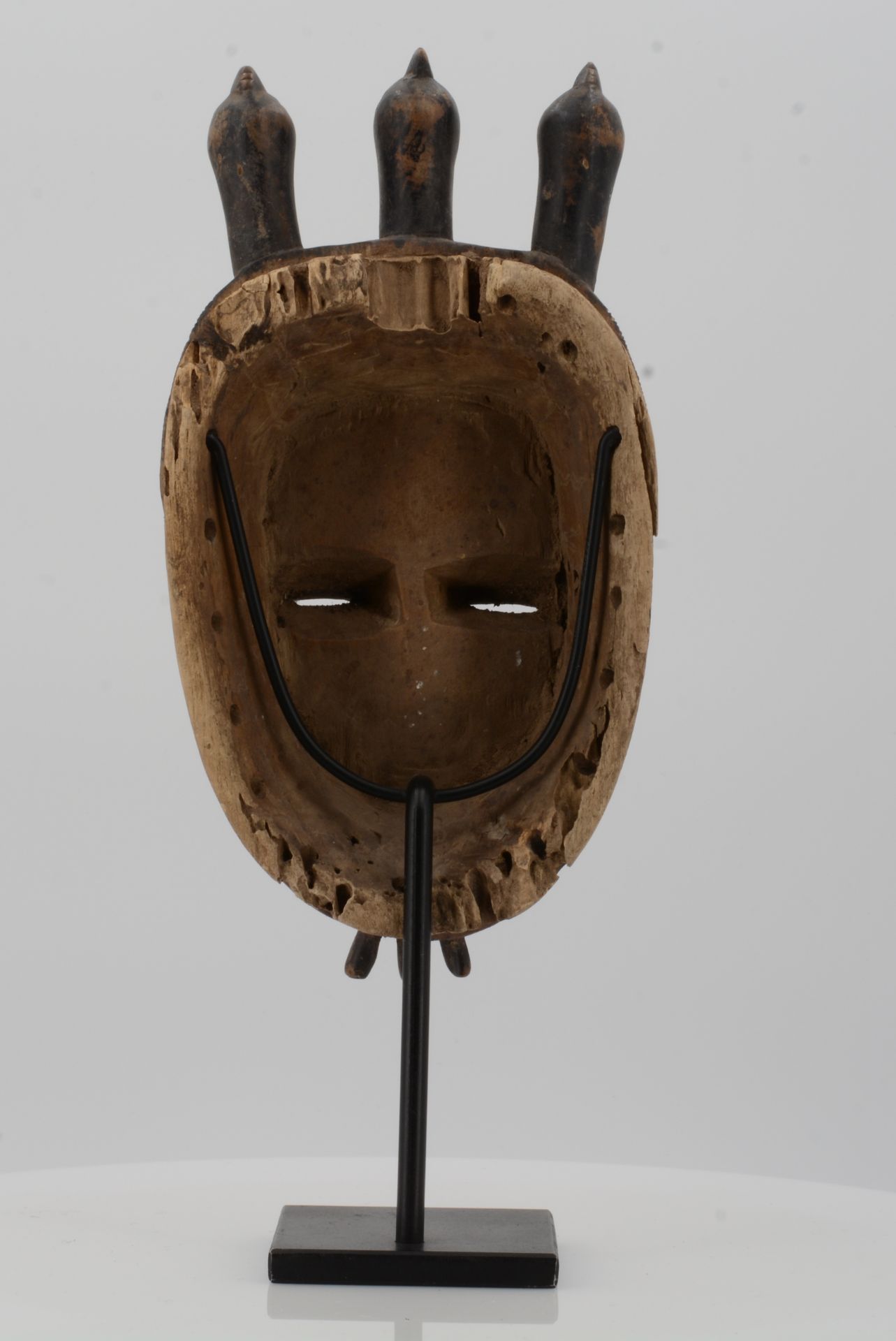 BAULE, Ivory Coast. Mask. Wood, red painted decoration. 26 x 14 x 8cm. Metal stand (24 x 11,5 x 8, - Bild 6 aus 9