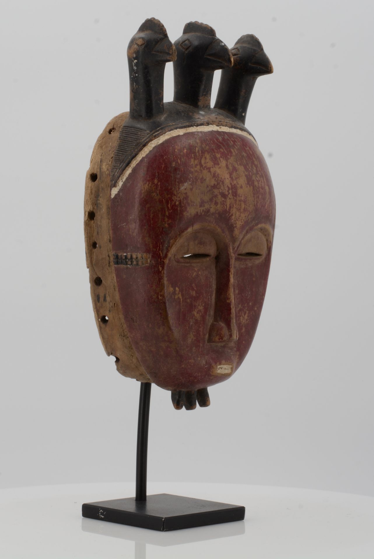 BAULE, Ivory Coast. Mask. Wood, red painted decoration. 26 x 14 x 8cm. Metal stand (24 x 11,5 x 8, - Bild 3 aus 9