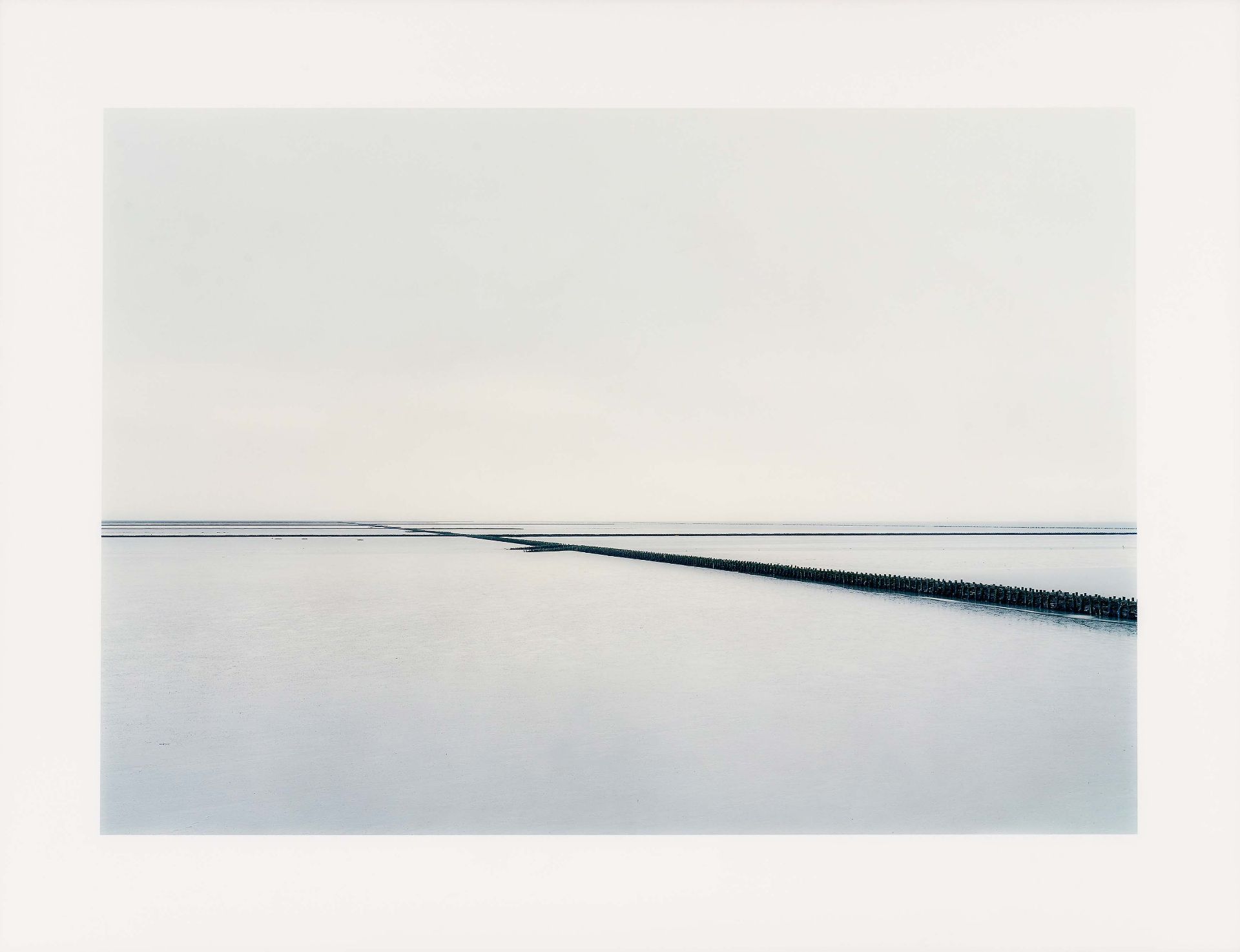 Esser, Elger1967 Stuttgart"Ameland-Pier IV". 2000. C-print/Diasec. 103 x 143,5cm (136 x 177,5cm).