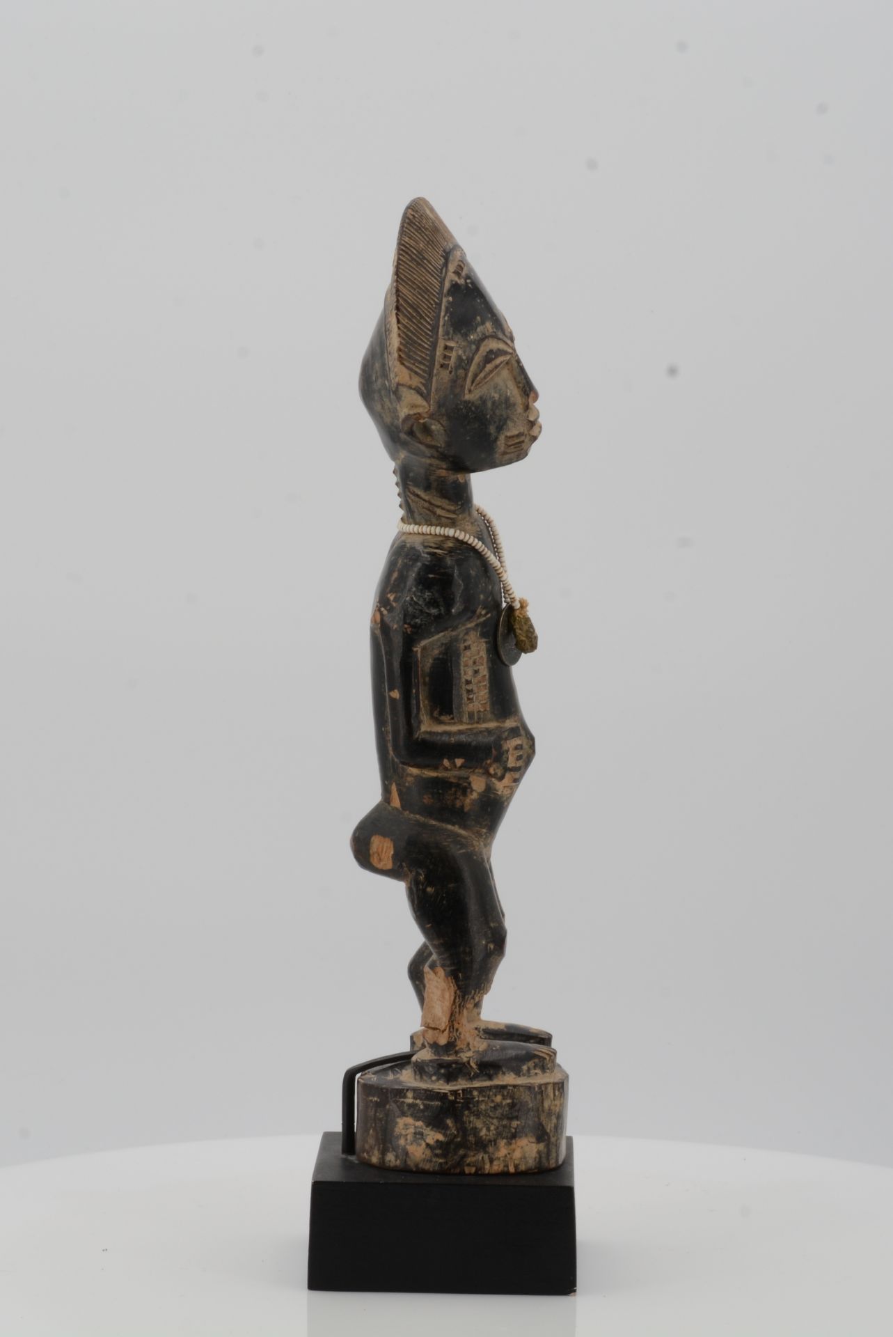 BAULE, Ivory Coast. Male figure. Wood, pearl necklace with a French coin (50 centimes), dark patina. - Bild 4 aus 9