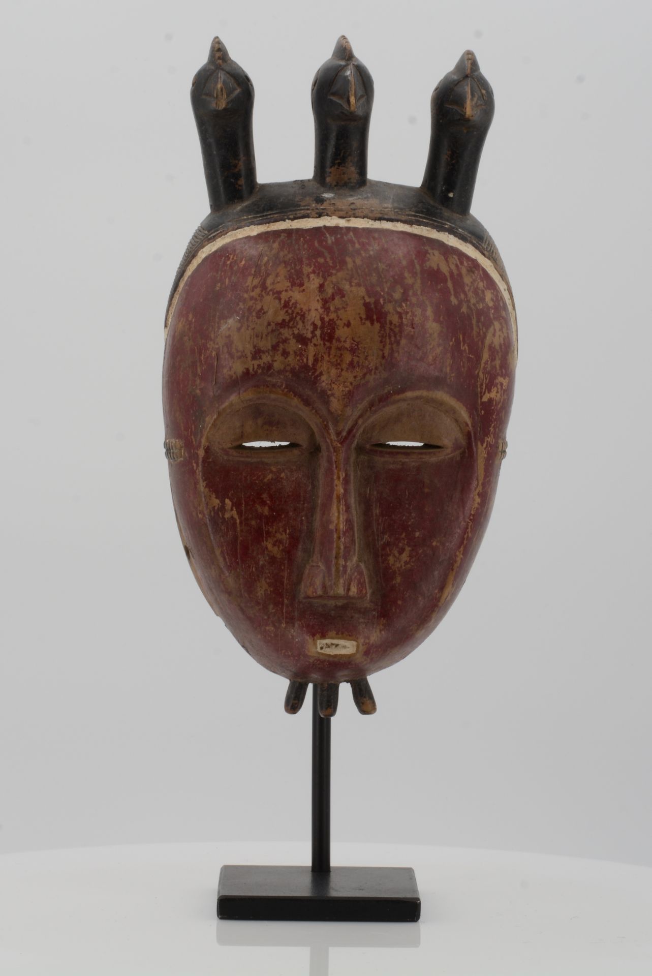 BAULE, Ivory Coast. Mask. Wood, red painted decoration. 26 x 14 x 8cm. Metal stand (24 x 11,5 x 8, - Bild 2 aus 9