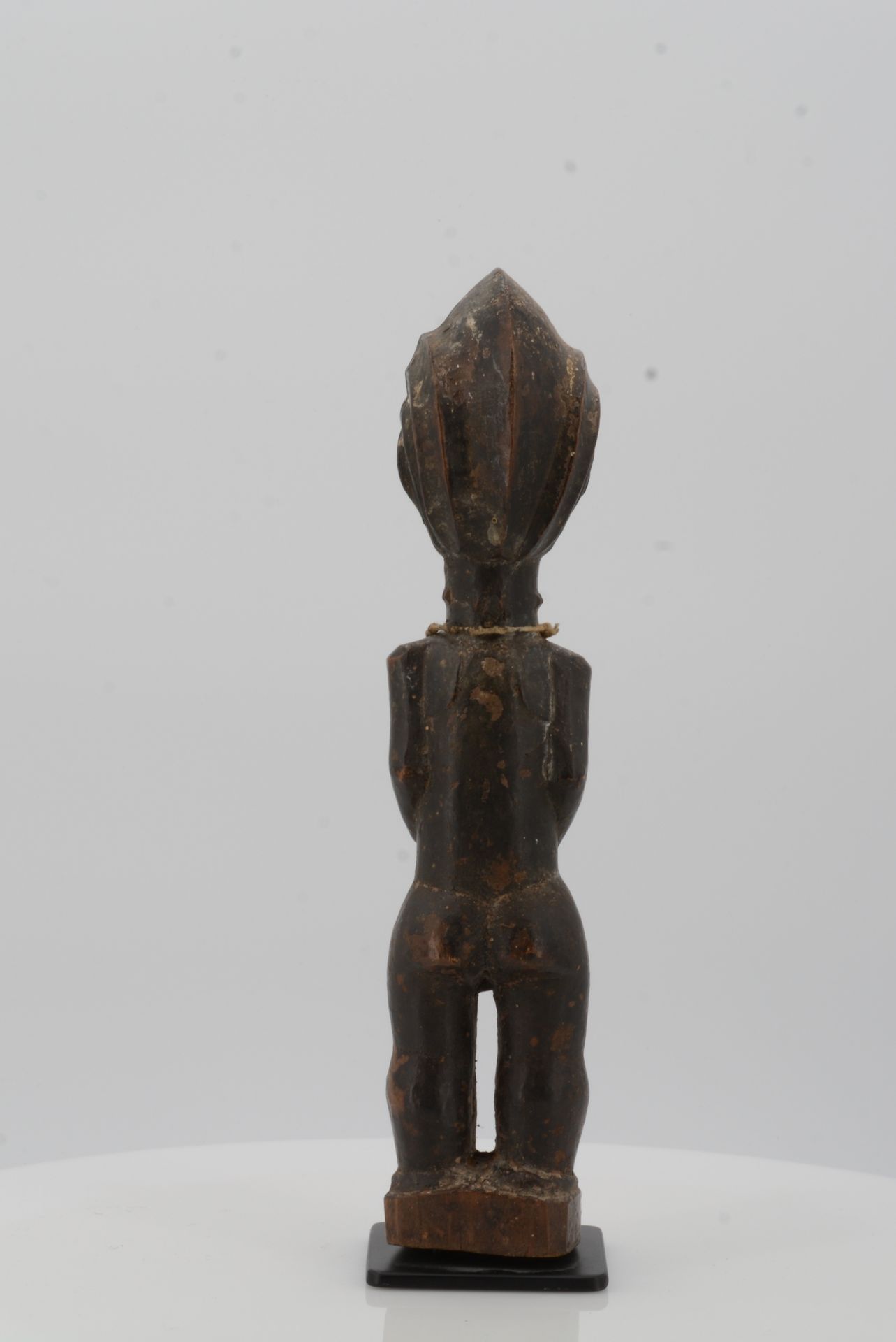 BAULE, Ivory Coast. Male figure. Wood, string necklace with small piece of metal, encrusted - Bild 6 aus 9