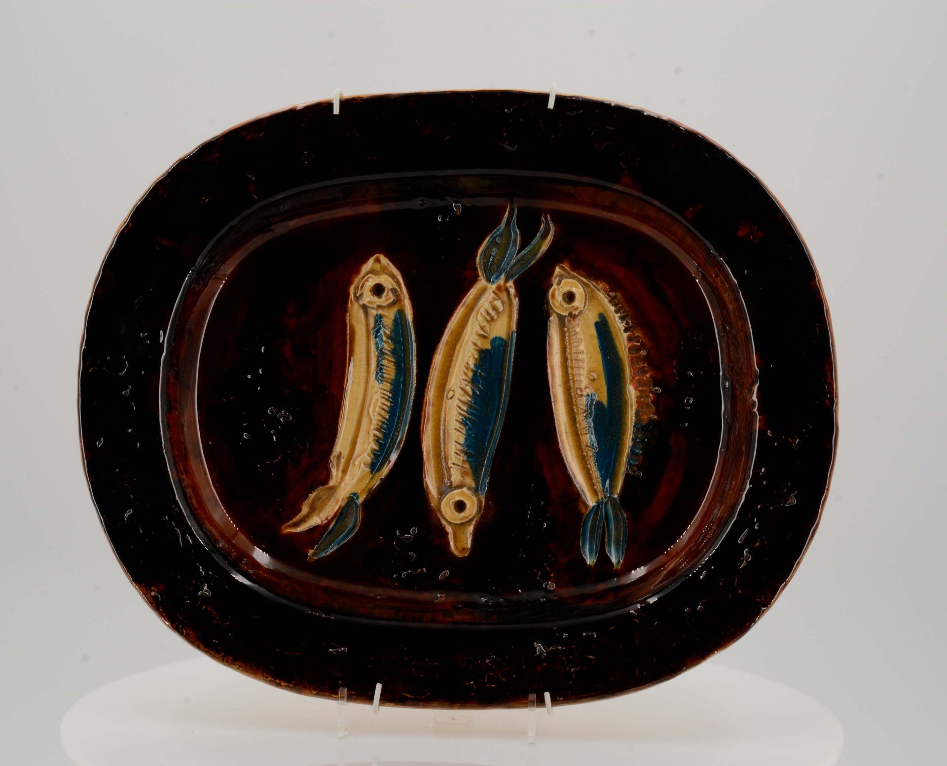 Picasso, Pablo1881 Malaga - 1973 MouginsThree sardines. 1947. White earthenware clay, polychromed - Image 2 of 9