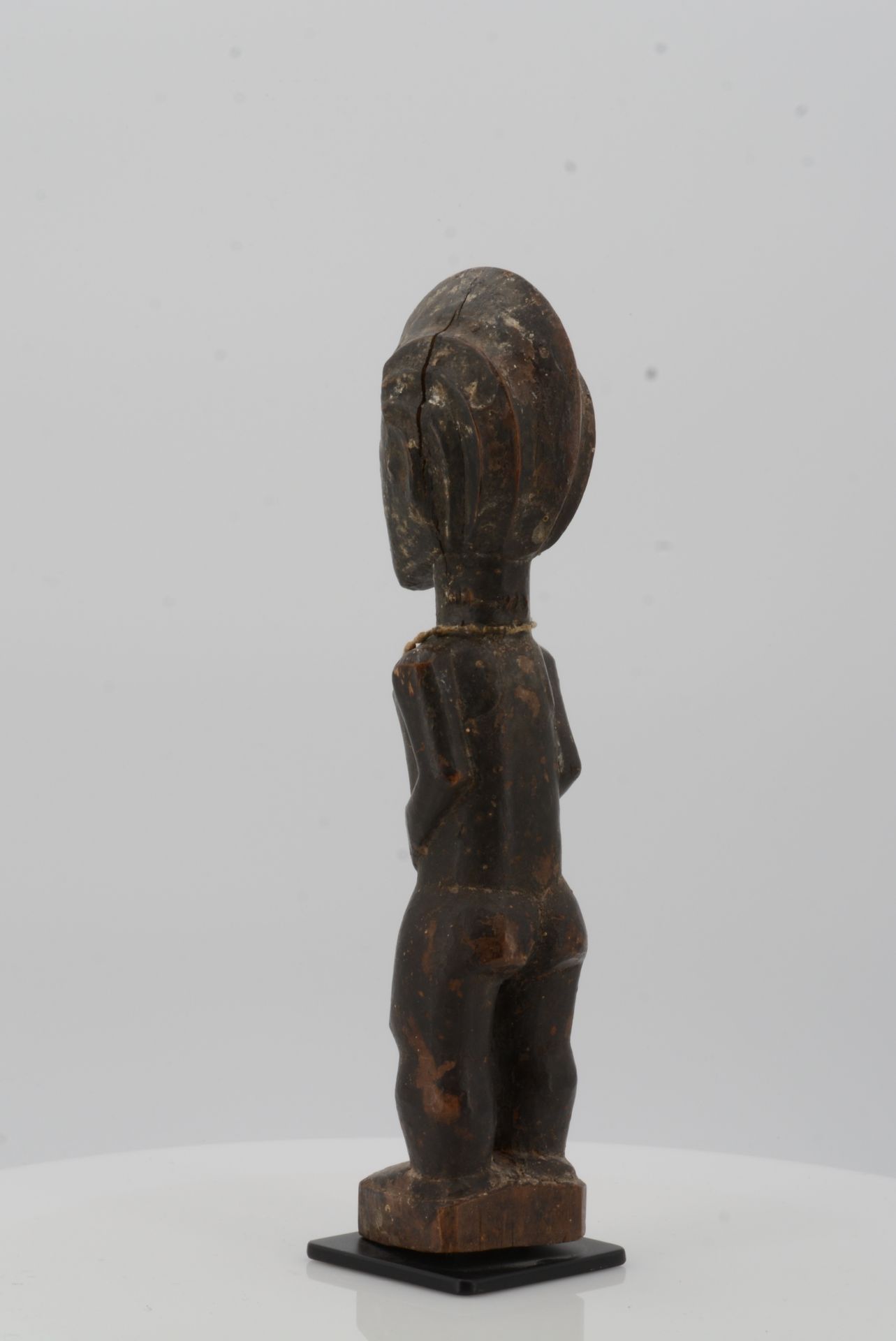 BAULE, Ivory Coast. Male figure. Wood, string necklace with small piece of metal, encrusted - Bild 7 aus 9