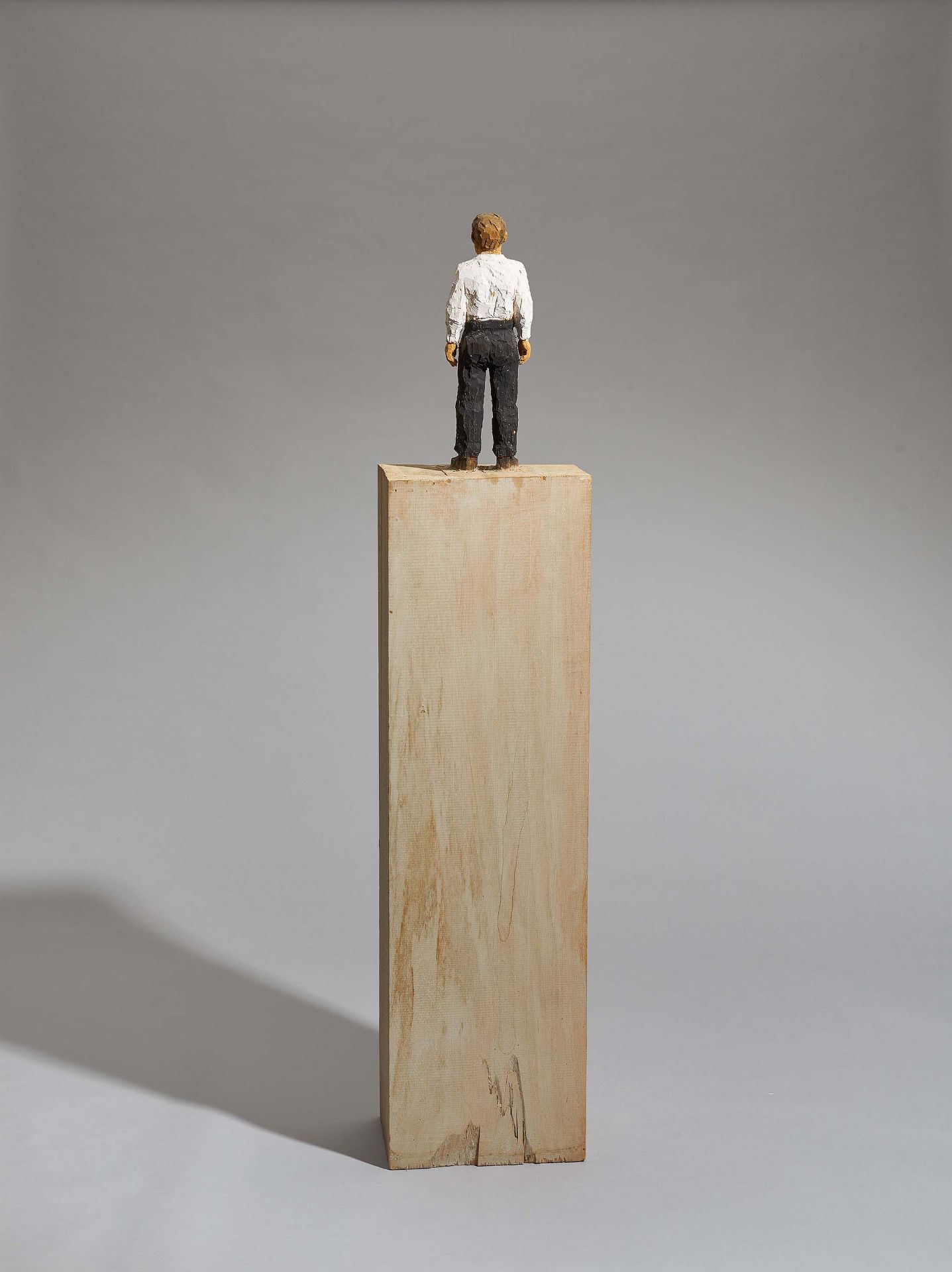 Balkenhol, Stephan1957 FritzlarMann. 2000. Wawa wood. Partially polychromed. 162 x 34 x 24cm. - Bild 3 aus 5