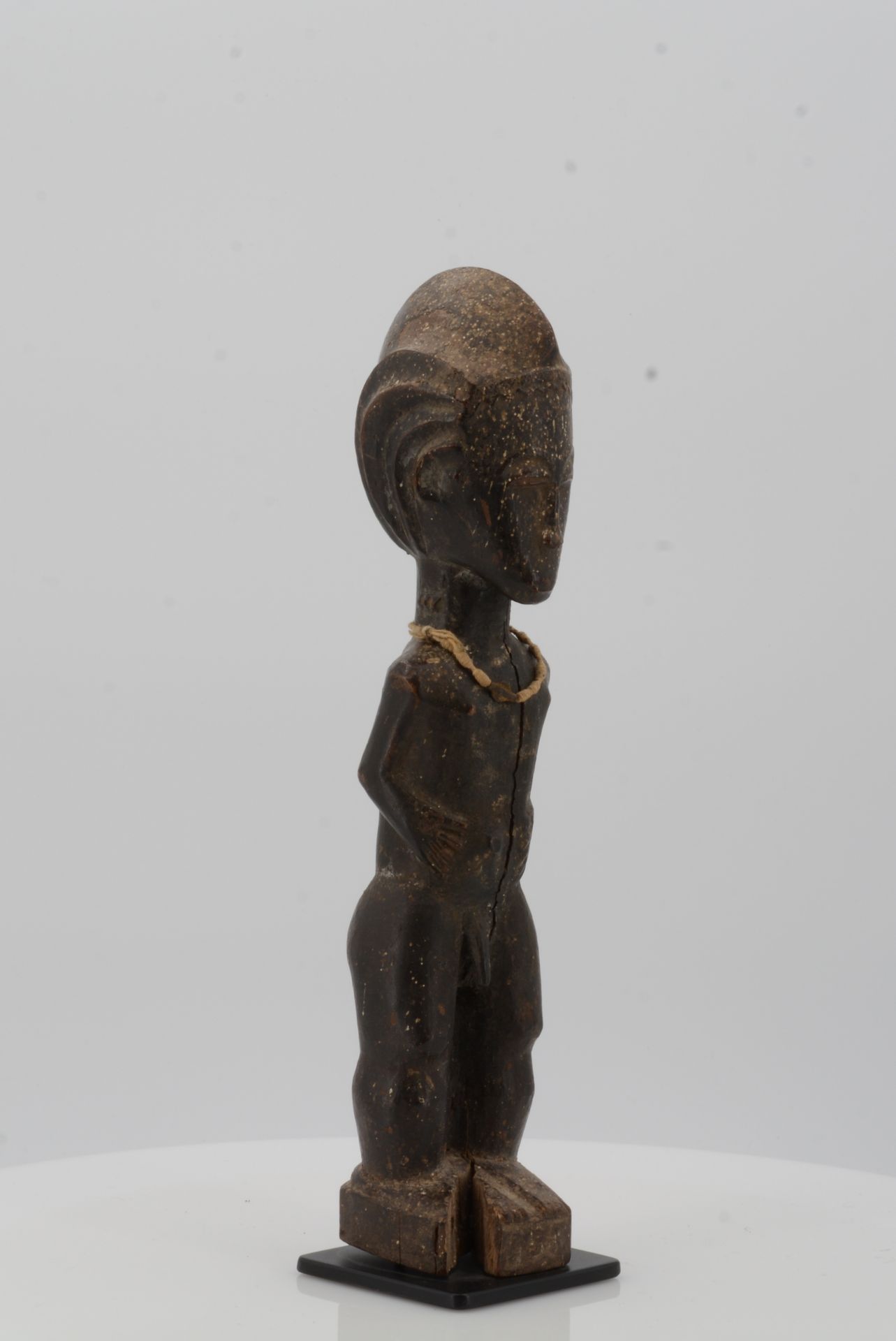 BAULE, Ivory Coast. Male figure. Wood, string necklace with small piece of metal, encrusted - Bild 3 aus 9