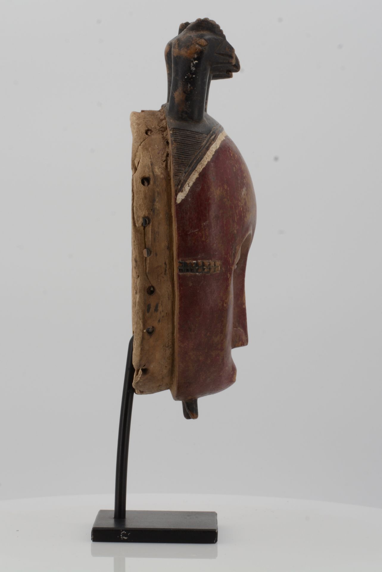 BAULE, Ivory Coast. Mask. Wood, red painted decoration. 26 x 14 x 8cm. Metal stand (24 x 11,5 x 8, - Bild 4 aus 9