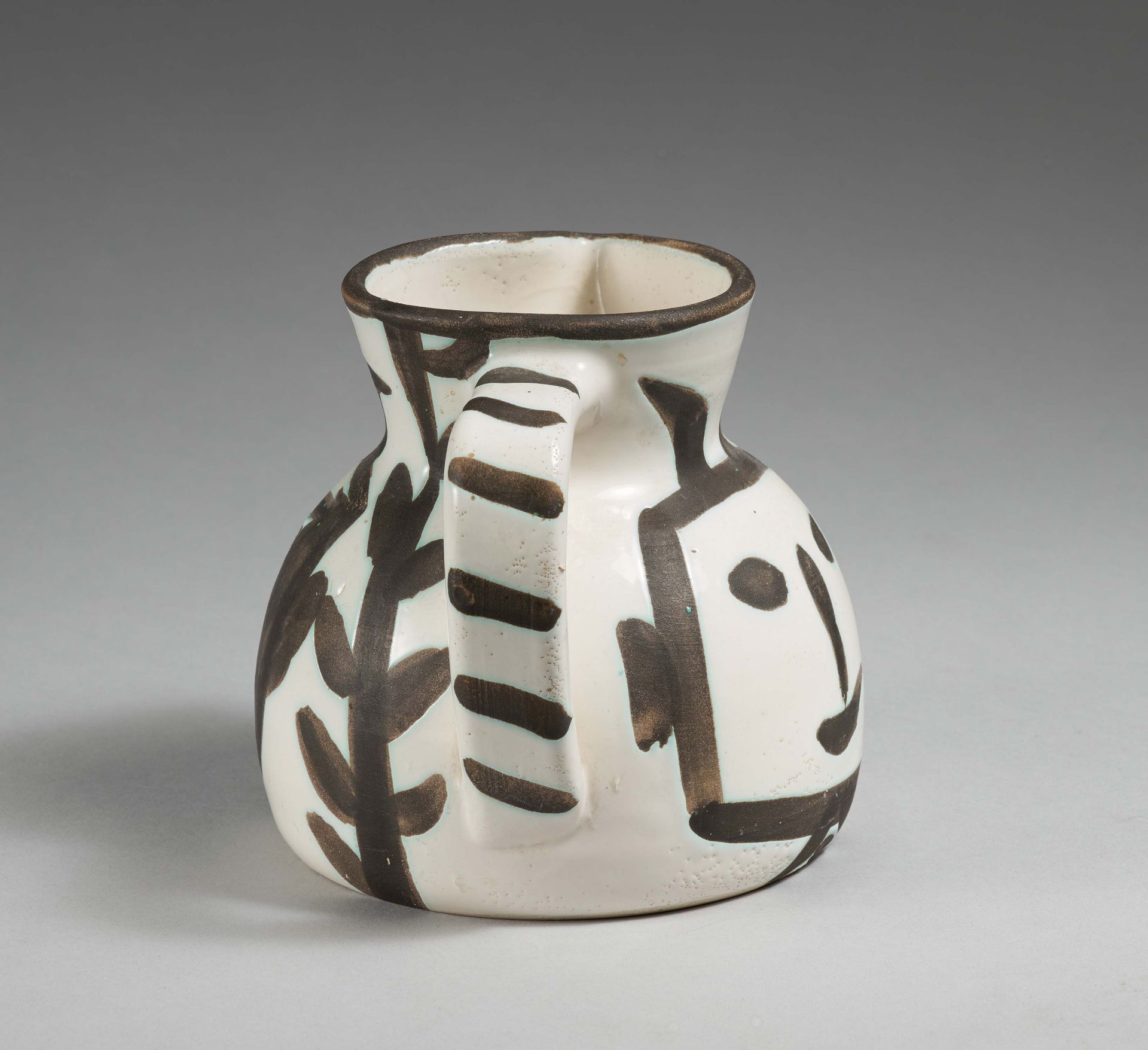 PICASSO, PABLO1881 Malaga - 1973 MouginsTitel: Square-headed pitcher. Datierung: 1953. Technik: - Bild 4 aus 11