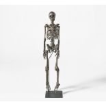 ANATOMIEMODEL EINES SKELETTS. Datierung: Ca. 1921. Technik: Silberbronze. Mit Metallsockel. Maße: