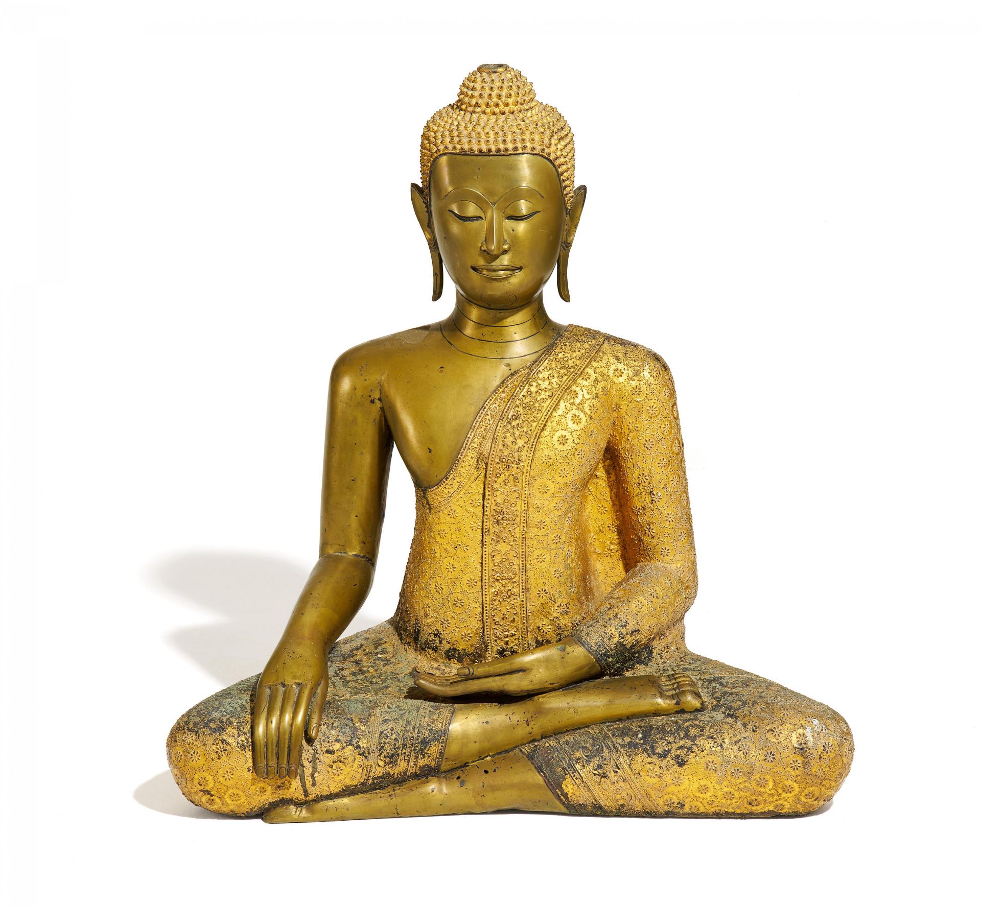 GROßER SITZENDER BUDDHA IN BHUMISPARSA MUDRA.