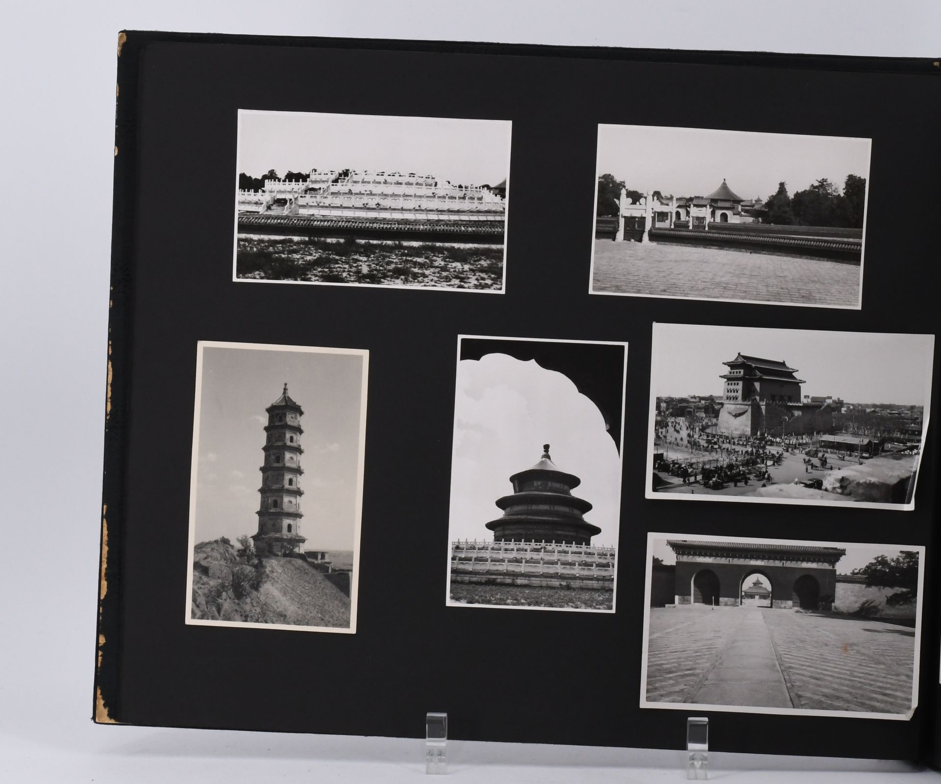 FOTOALBUM MIT PHOTOGRAFIEN EINER REISE NACH CHINA UND JAPAN. - Image 6 of 27