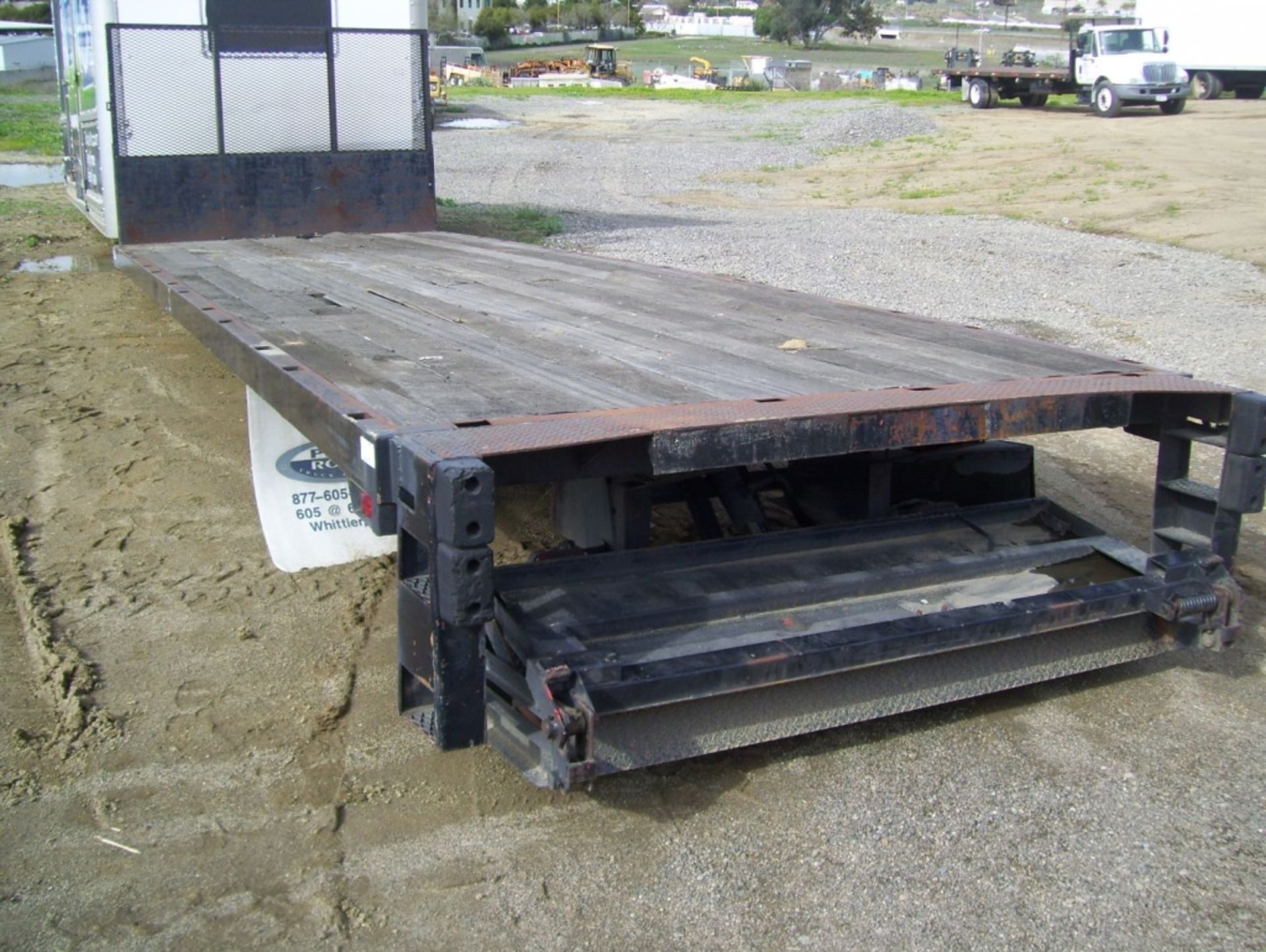 25' Flatbed w/Lift Gate,