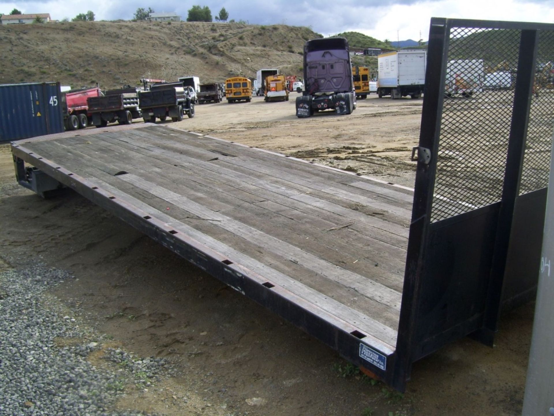 25' Flatbed w/Lift Gate, - Image 2 of 3