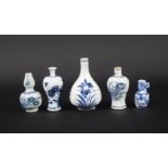 5 Chinees porseleinen miniatuur vaasjes allen met floraal decor, 18e eeuw