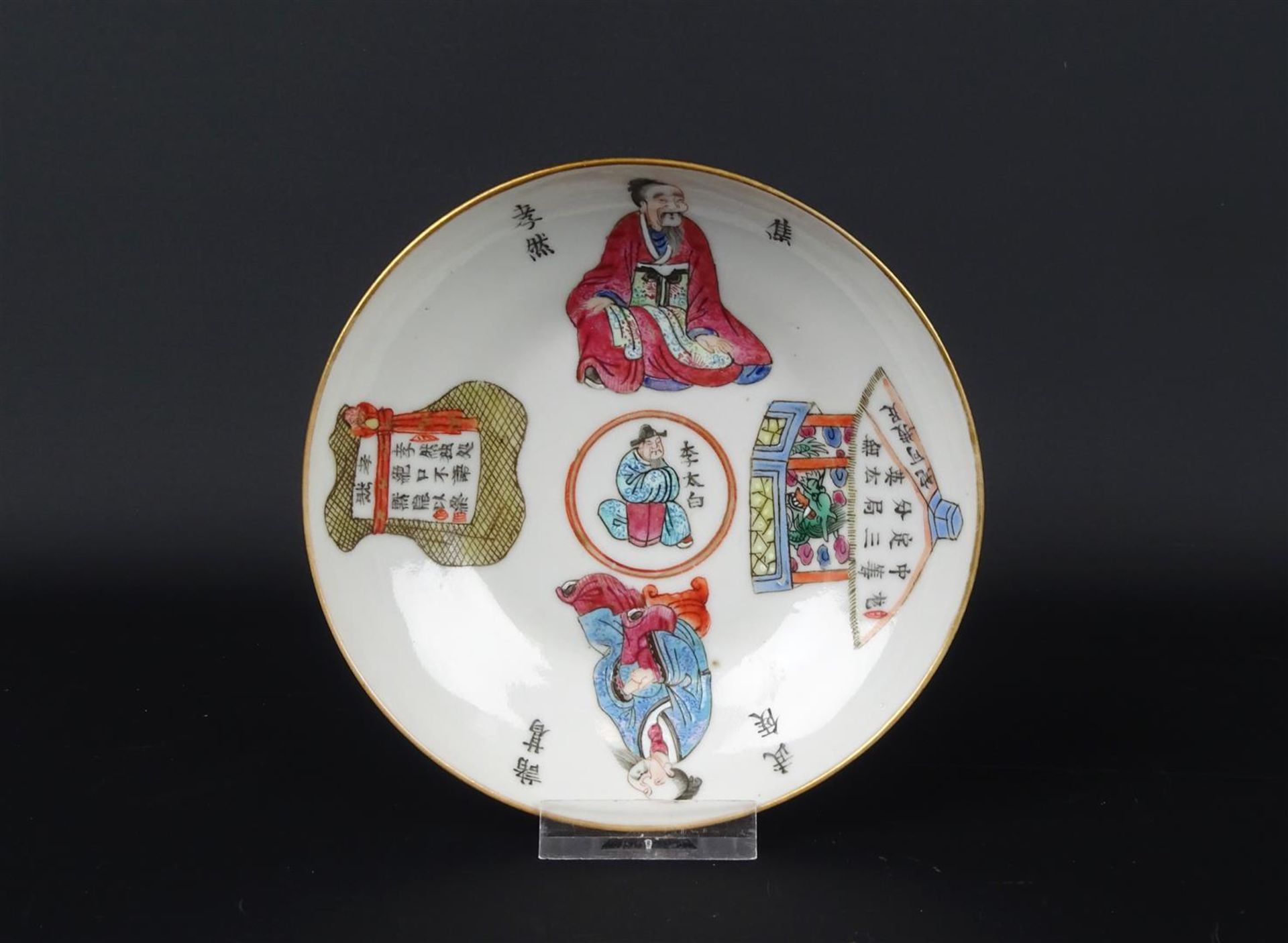 Chinees porseleinen bordje met polychroom decor van zittende figuren, 19e eeuw, diam. 12,5 cm (A)