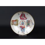 Chinees porseleinen bordje met polychroom decor van zittende figuren, 19e eeuw, diam. 12,5 cm (A)