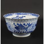 blauw/wit Chinees porseleinen kom met decor van karpers, 19e eeuw, diam. 15 cm (randschilfers)