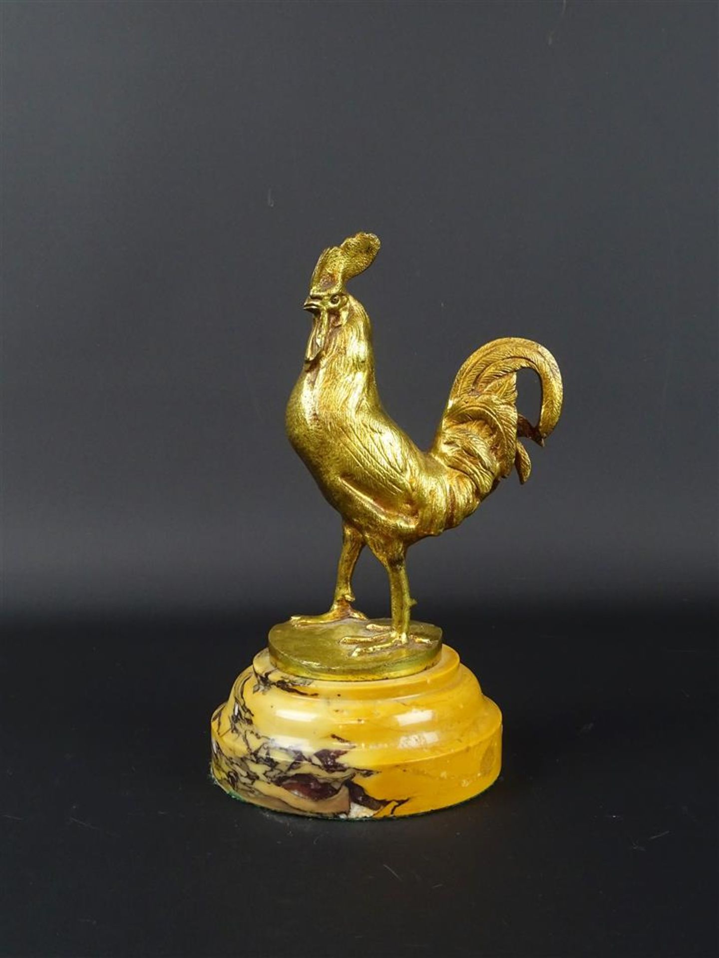 verguld bronzen sculptuur met voorstelling van haan op ronde marmeren voet, circa 1900, h. 19 cm <