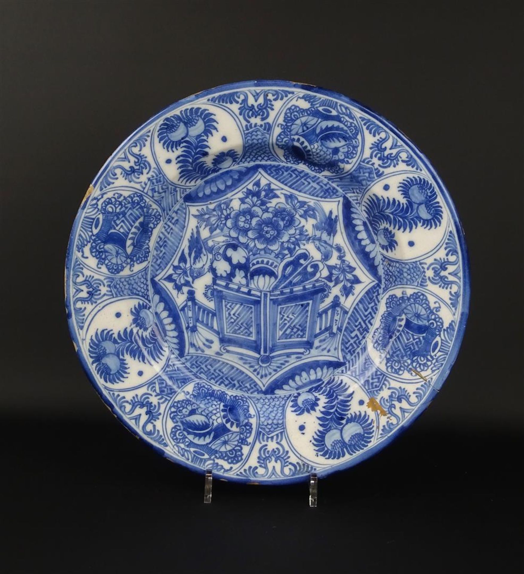 aardewerk schotel met Chinoiserie decor, Delft of Frankfurt, 17e eeuw, diam. 40 cm (barst)