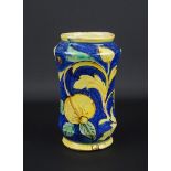 Italiaanse majolica albarello met decor van vruchten en ranken, 17e eeuw, 18 cm (barsten)