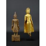 2 verguld houten sculpturen met voorstelling van staande Boeddha, Thailand, 19e eeuw, h. 24 en 21<b
