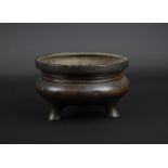 Chinese bronzen 'tripod' wierookbrander, gemerkt met zegelmerk, diam. 13 cm