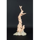 Chinees gesneden roze koraal sculptuur met decor van Quanyin bij boom op kristallen voet, h. 31 cm
