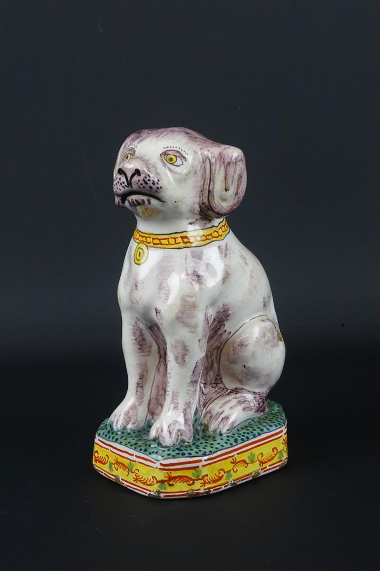 aardewerk hondje, Frankrijk 19e eeuw, h. 17 cm (randschilfers)