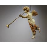 polychroom beschilderde houten sculptuur van bazuinblazende engel, 18e eeuw, lengte: 101 cm