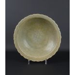 Chinees steengoed celadon kom met reliëfdecor, Ming (1368-1644), diam. 29 cm (sleets)<br
