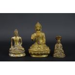 3 bronzen Boeddha beeldjes waaronder 19e eeuw, h. 7-11 cm<