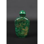 Chinees 'spinach jade' snuiffles met decor van figuur onder boom en rivierlandschap, h. 9,5 cm