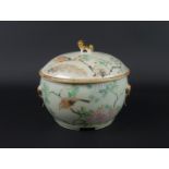 groene Chinese porseleinen dekselkom met decor van vogels en bloemen, circa 1900, h. 14 cm (A)