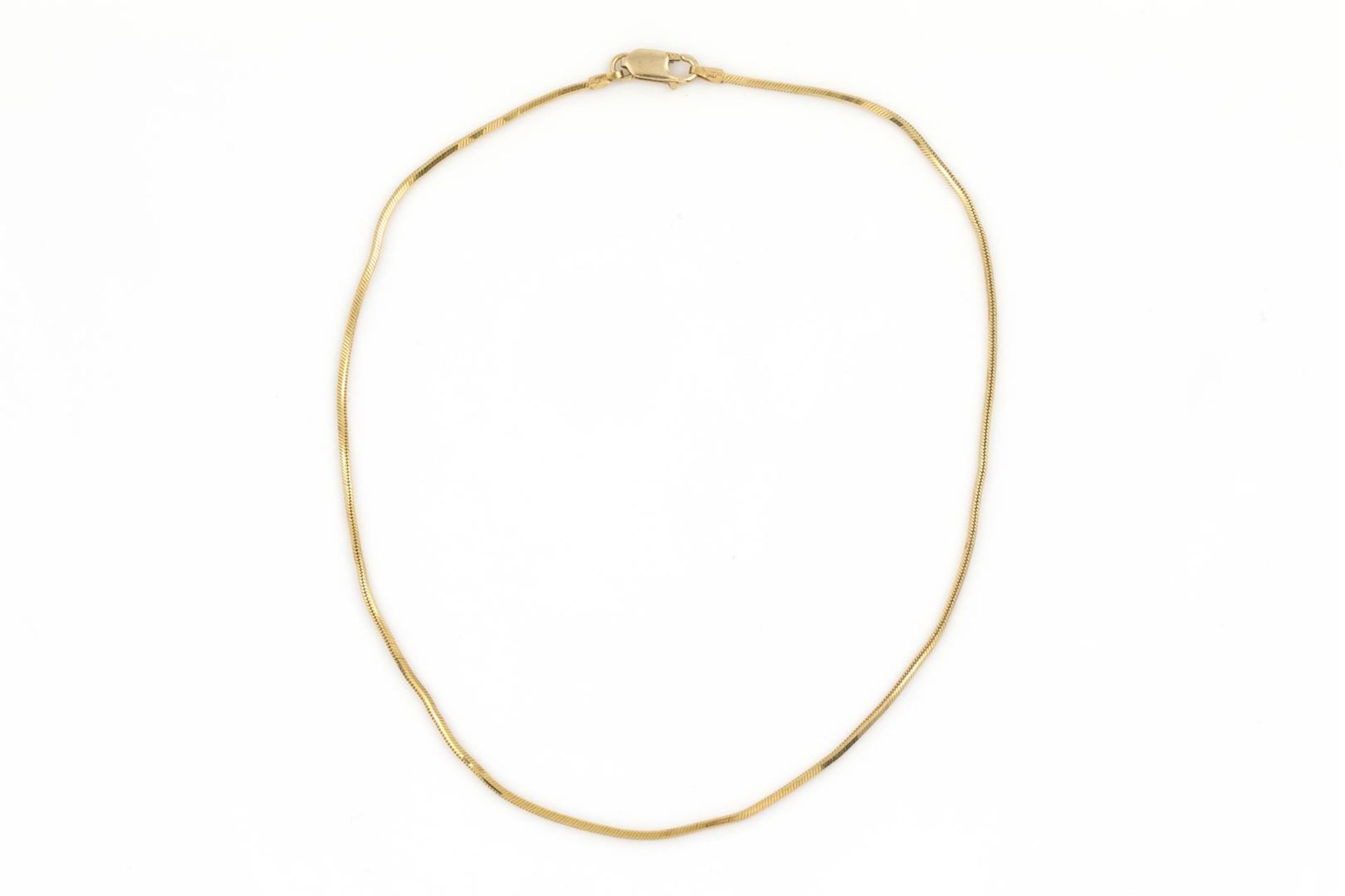 18 krt. geelgouden collier met 14 krt. gouden slot, lengte: 40 cm., gewicht: 10,8 gram<