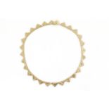 14 krt. gouden collier met geblokte schakels in driehoeken, lengte: 43 cm., gewicht: 26 gram<