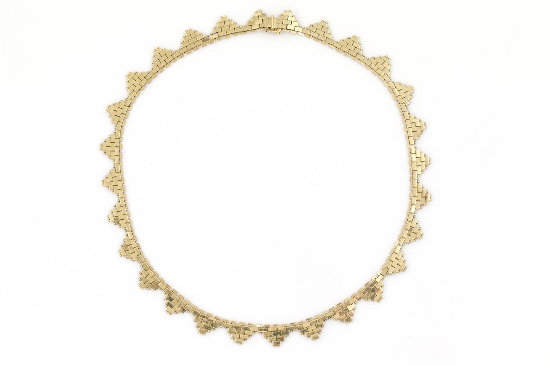 14 krt. gouden collier met geblokte schakels in driehoeken, lengte: 43 cm., gewicht: 26 gram<