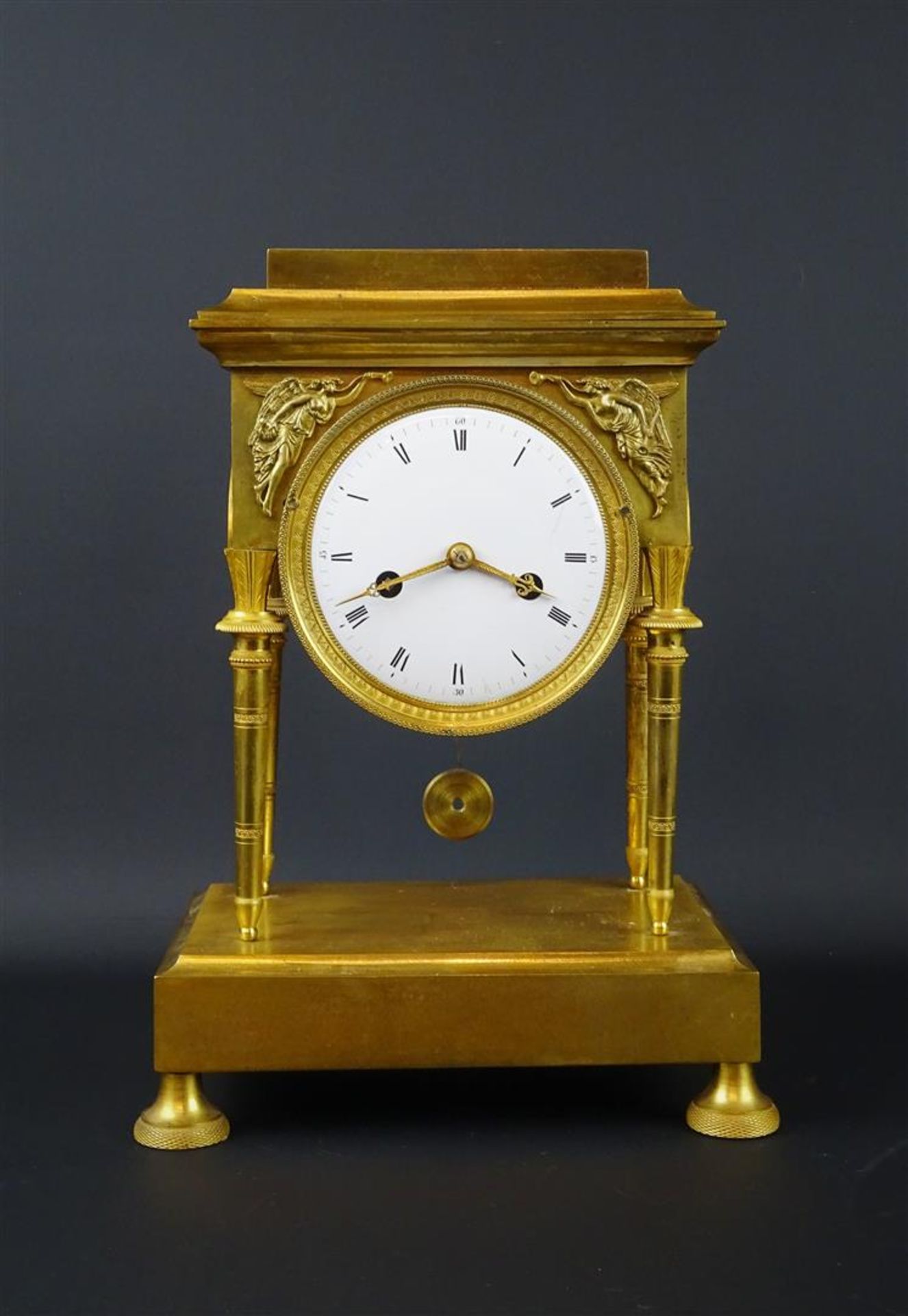 Franse verguld bronzen empire kolompendule met emaille wijzerplaat, circa 1815, h. 31 cm