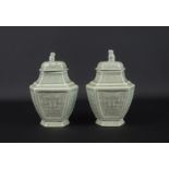 2 Chinees porseleinen Celadon dekselvaasjes met reliëfdecor, 19e eeuw, h. 21 cm (4 x A)<