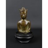 bronzen sculptuur met voorstelling van Boeddha, 16e eeuw Cambodja, h. 15<