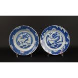 2 blauw/wit Chinees porseleinen borden met decor van draak, 18e eeuw, diam. 21 cm (randschilfers)<