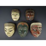 5 Javaanse beschilderde en gestoken houten Topeng maskers, 19e eeuw, h. 17-20 cm