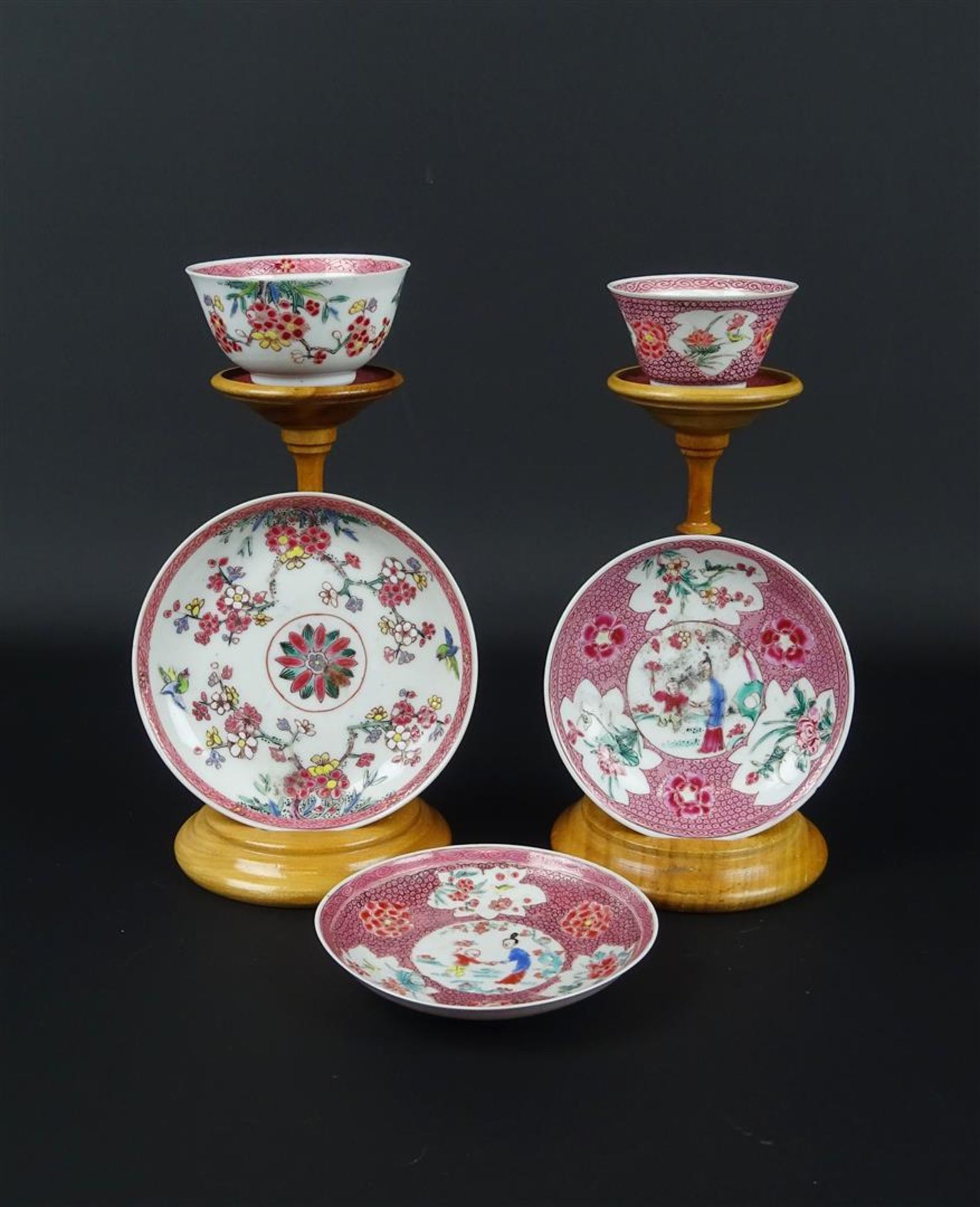 2 Chinees porseleinen famille rose kop en schotels en 1 extra bordje, Qianlong, 18e eeuw