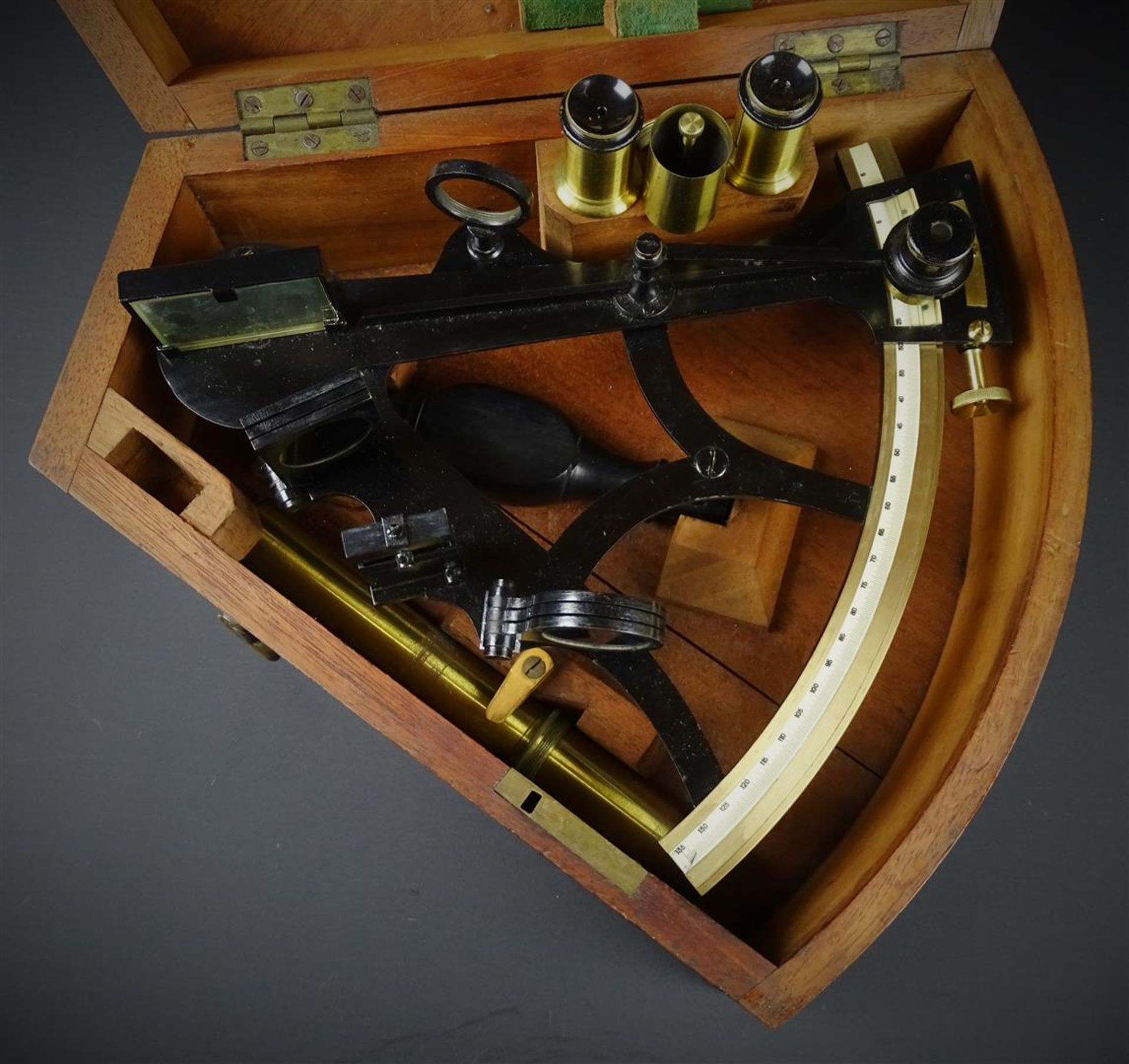 messing en ijzeren sextant in mahonie kist, circa 1900, br. 25 cm