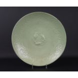 Chinese porseleinen celadon schaal met reliëfdecor van vissen en bloemen, diam. 40 cm (A)<