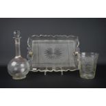 glazen druivenspoeler met gegraveerd decor (barst), biedermeier dienblad en karaf, 19e eeuw