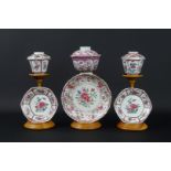 3 Chinees porseleinen famille rose kop en schotels met deksel, Qianlong, 18e eeuw (lichte